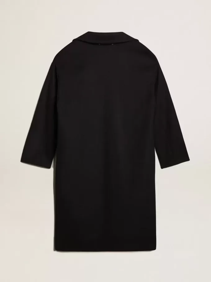 Abrigo cocoon de mujer de lana azul oscuro con botones dorados y botonadura sencilla.