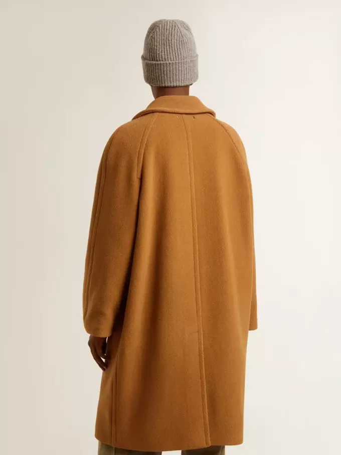 Abrigo de hombre de botonadura sencilla en color tabaco