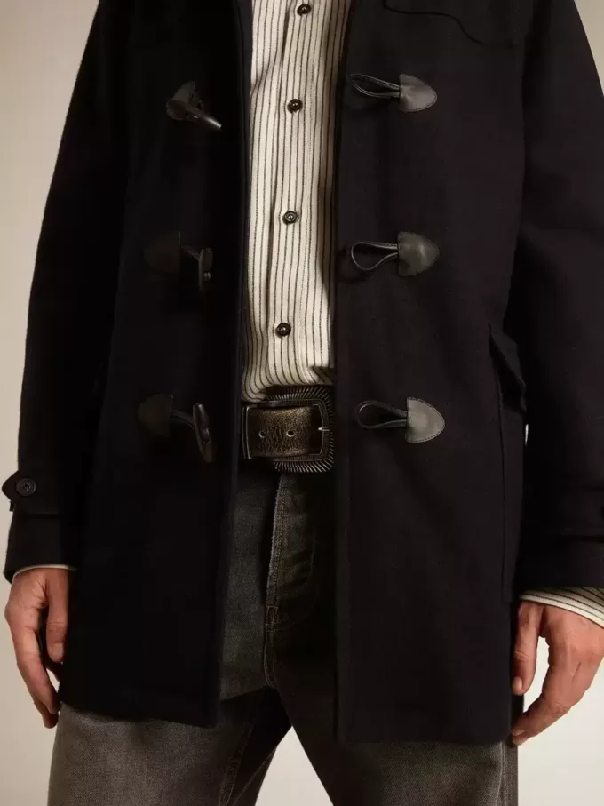 Abrigo de lana azul oscuro con capucha y cierre de toggle