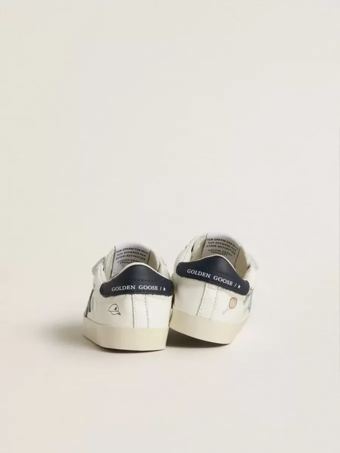 Baby School en napa blanca con estrella de ante azul claro y motivo de tenis