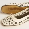 Bailarinas Amy en piel napa blanca con tachuelas plateadas