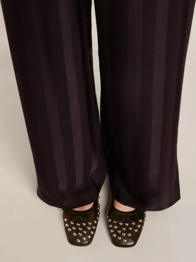 Bailarinas Amy en piel napa negra con tachuelas plateadas