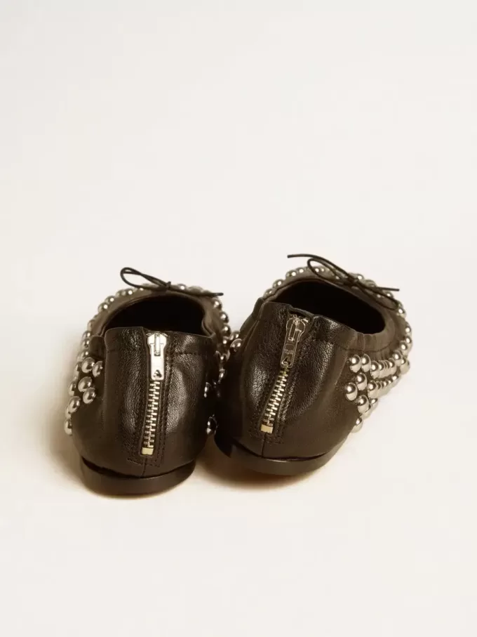 Bailarinas Amy en piel napa negra con tachuelas plateadas