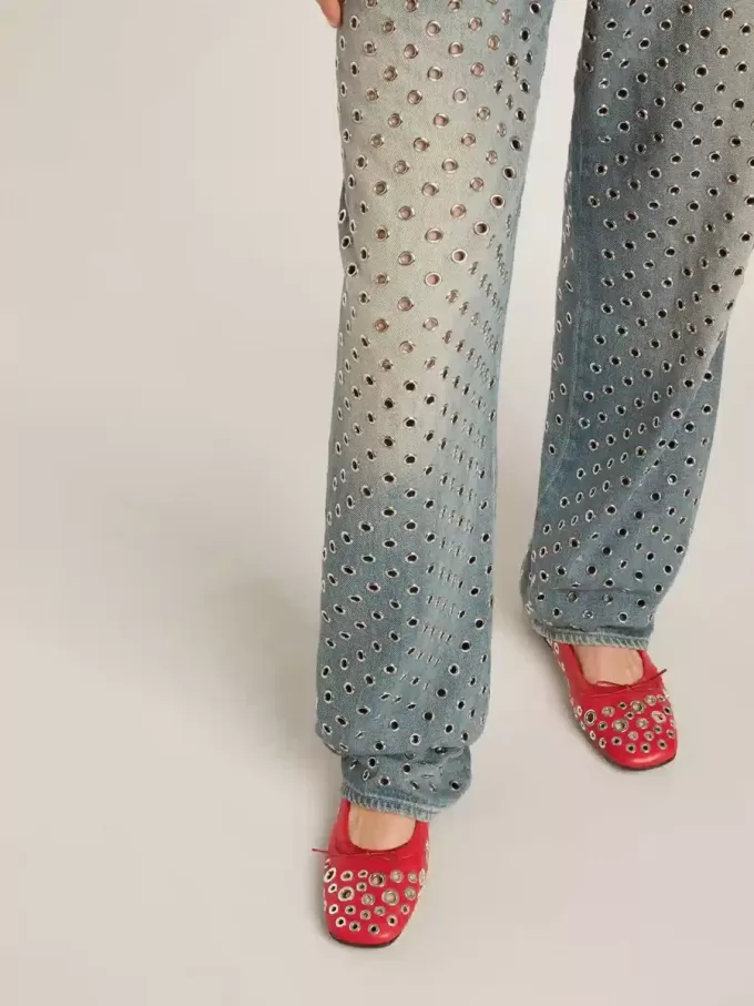 Bailarinas Amy en piel napa roja con tachuelas plateadas