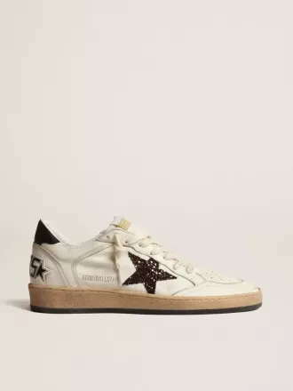 Ball Star con estrella brillante en color café y achicoria y lengüeta de cuero negro en el talón