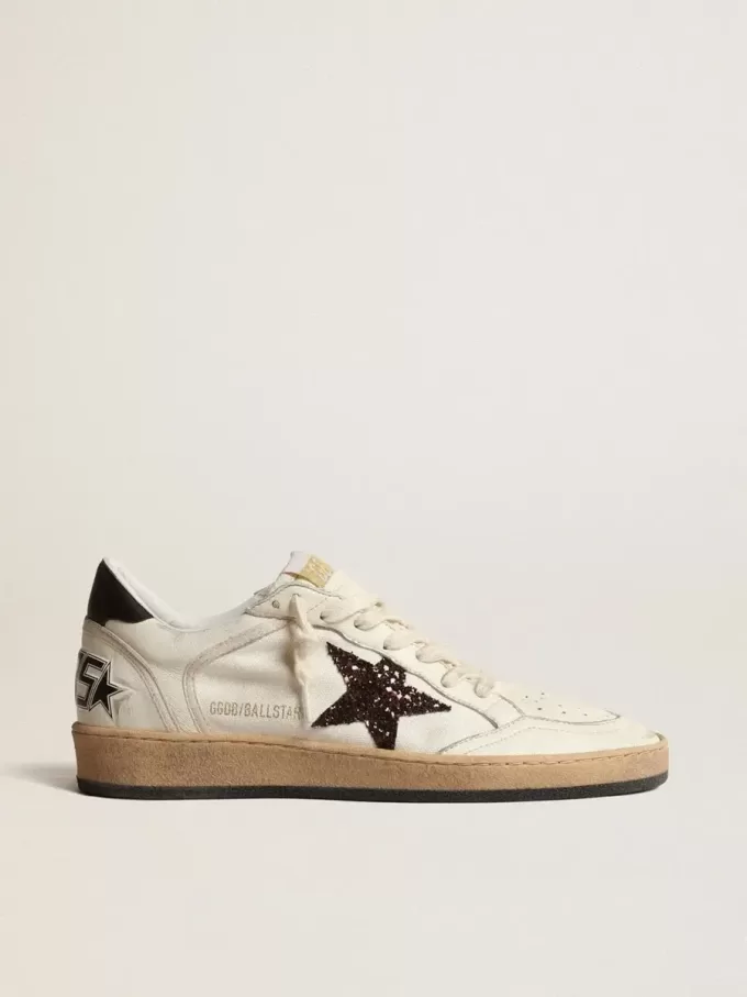 Ball Star con estrella brillante en color café y achicoria y lengüeta de cuero negro en el talón