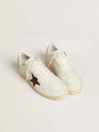 Ball Star con estrella de piel con estampado de cocodrilo en color burdeos y lengüeta dorada en el talón