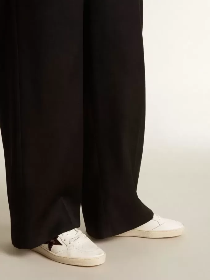 Ball Star con estrella de piel con estampado de cocodrilo en color burdeos y lengüeta dorada en el talón