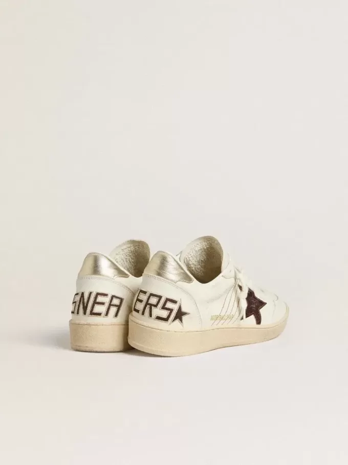 Ball Star con estrella de piel con estampado de cocodrilo en color burdeos y lengüeta dorada en el talón