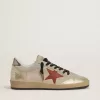 Ball Star en ante beige con estrella de cuero rojo y lengüeta del talón de cuero metalizado en color bronce.