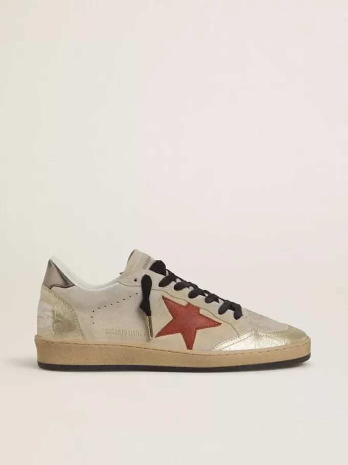 Ball Star en ante beige con estrella de cuero rojo y lengüeta del talón de cuero metalizado en color bronce.
