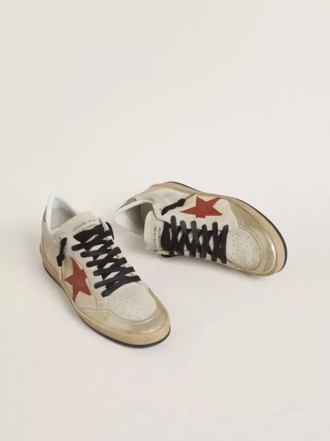 Ball Star en ante beige con estrella de cuero rojo y lengüeta del talón de cuero metalizado en color bronce.