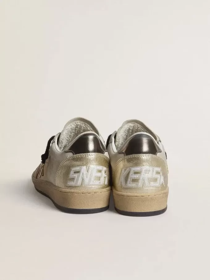 Ball Star en ante beige con estrella de cuero rojo y lengüeta del talón de cuero metalizado en color bronce.