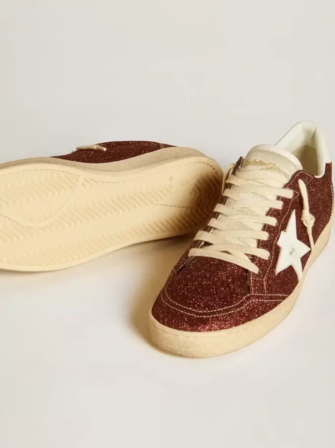 Ball Star en burdeos brillante con estrella y lengüeta en el talón de cuero blanco