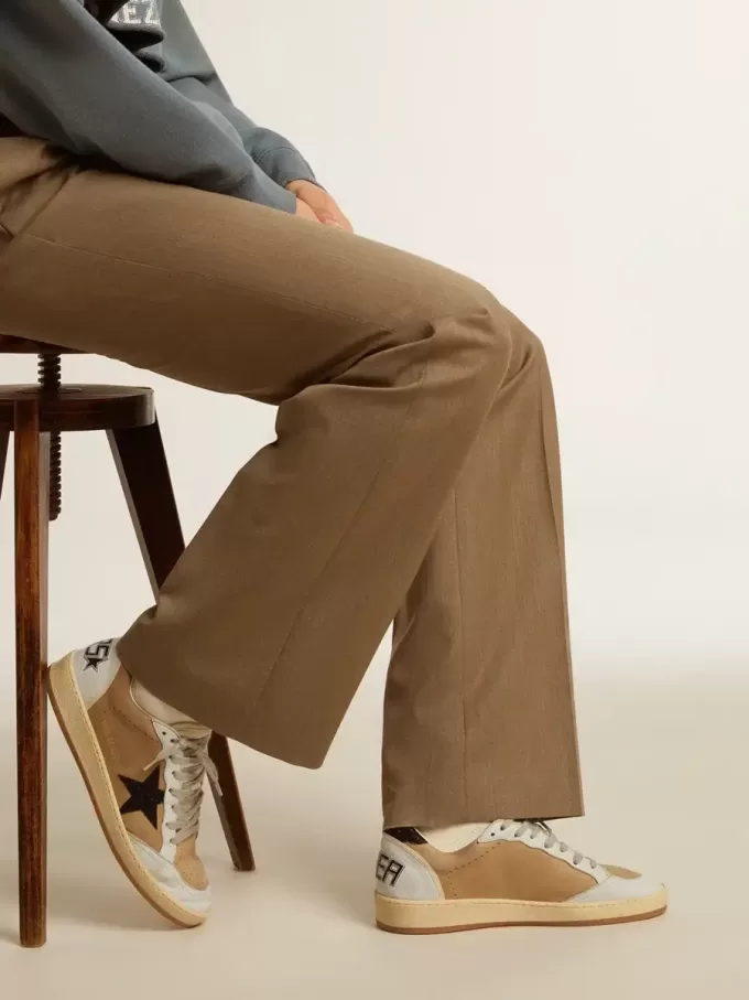 Ball Star en nubuck y napa beige con estrella de cristal Swarovski negro