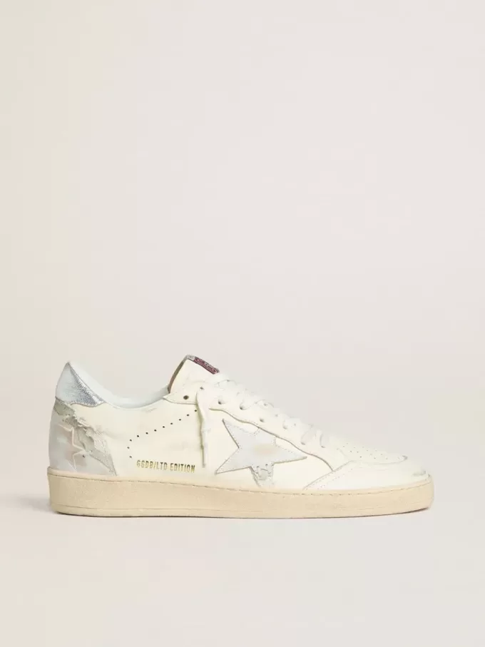 Ball Star LTD en color crema con estrella de ante blanco y lengüeta del talón de cuero plateado metalizado Ball Star LTD en color crema con estrella de ante blanco y lengüeta del talón de cuero plateado metalizado