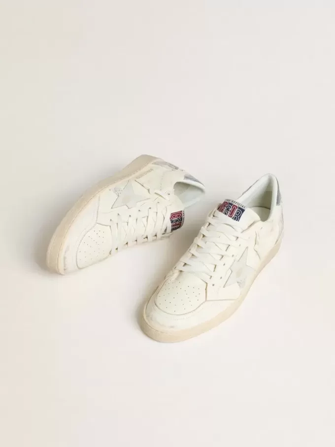 Ball Star LTD en color crema con estrella de ante blanco y lengüeta del talón de cuero plateado metalizado Ball Star LTD en color crema con estrella de ante blanco y lengüeta del talón de cuero plateado metalizado