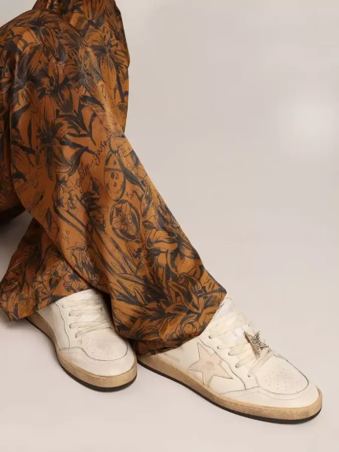 Ball Star LTD en napa blanca con estrella de napa rosa salmón.