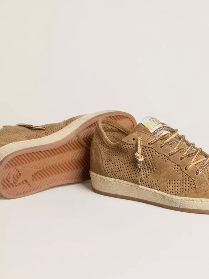 Ball Star para mujer con parte superior de ante perforado color tabaco y estrella tono sobre tono