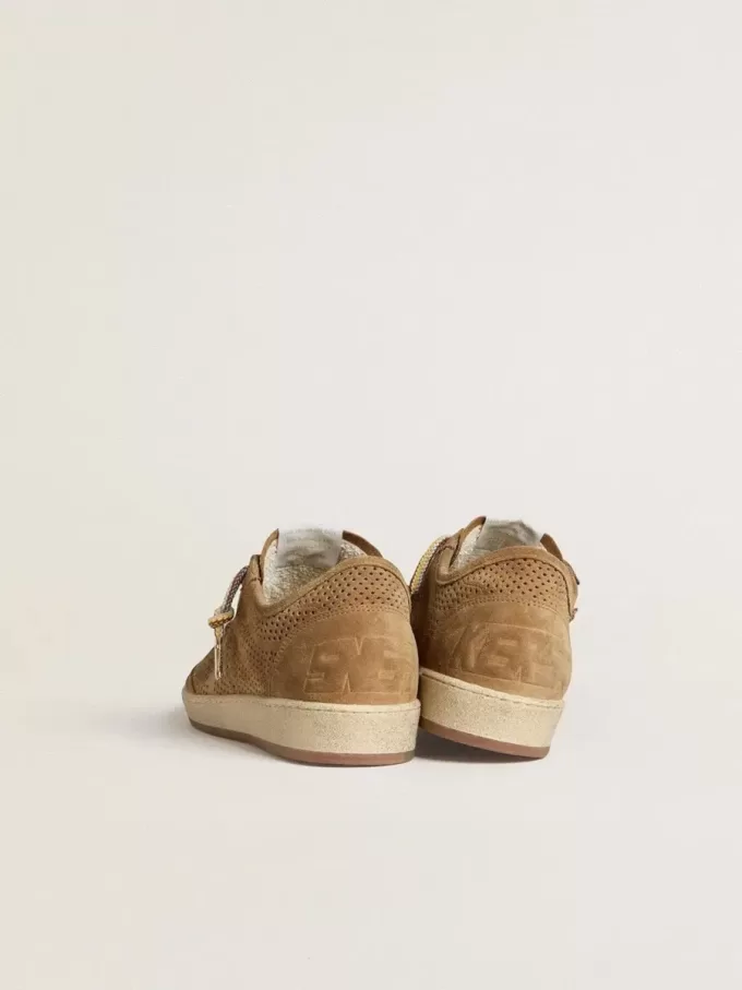 Ball Star para mujer con parte superior de ante perforado color tabaco y estrella tono sobre tono