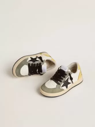 Ball Star Young en napa blanca con inserciones de ante verde oscuro y estrella negra.