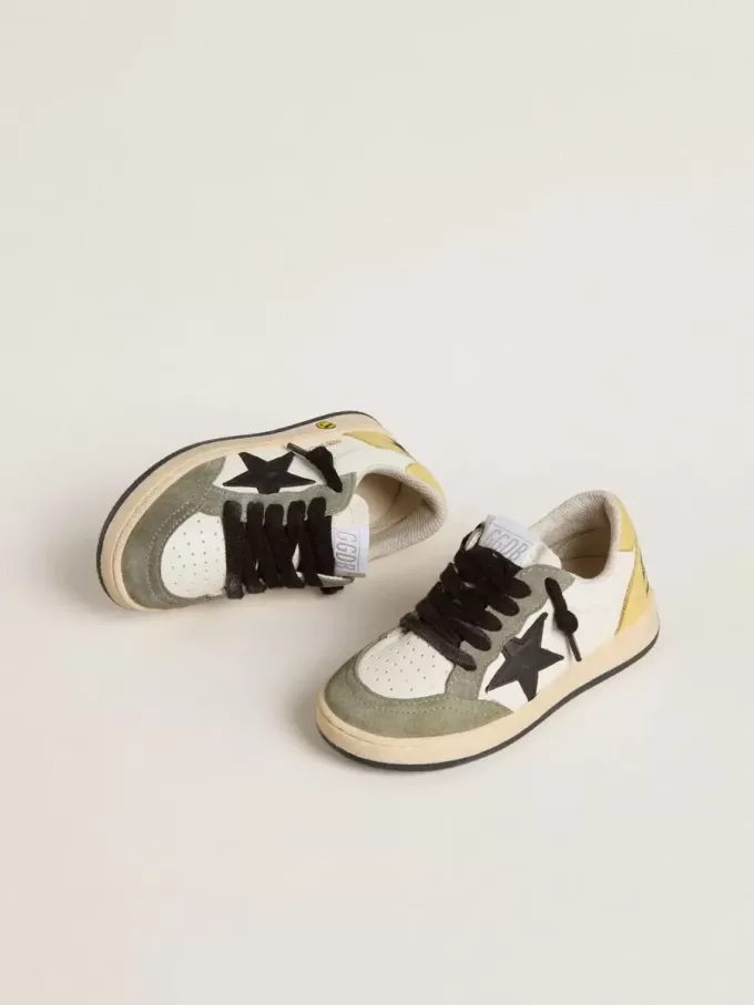 Ball Star Young en napa blanca con inserciones de ante verde oscuro y estrella negra.