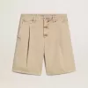 Bermudas de hombre en denim beige con acabado desgastado. Bermudas de hombre en denim beige con acabado desgastado.