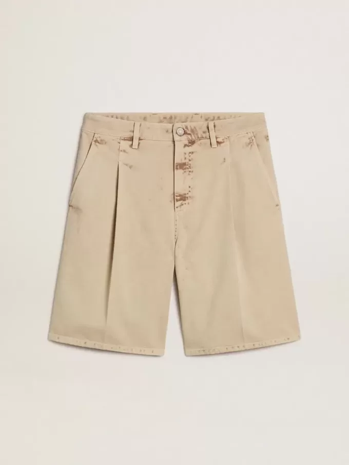 Bermudas de hombre en denim beige con acabado desgastado. Bermudas de hombre en denim beige con acabado desgastado.