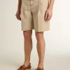 Bermudas de hombre en denim beige con acabado desgastado. Bermudas de hombre en denim beige con acabado desgastado.
