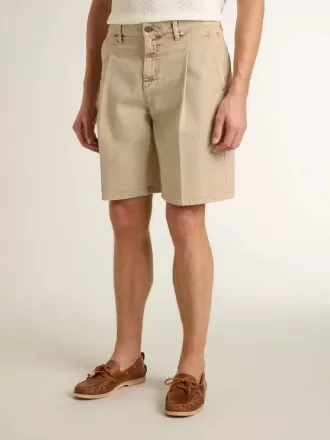 Bermudas de hombre en denim beige con acabado desgastado.
