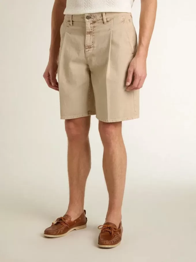 Bermudas de hombre en denim beige con acabado desgastado. Bermudas de hombre en denim beige con acabado desgastado.
