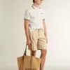 Bermudas de hombre en denim beige con acabado desgastado. Bermudas de hombre en denim beige con acabado desgastado.