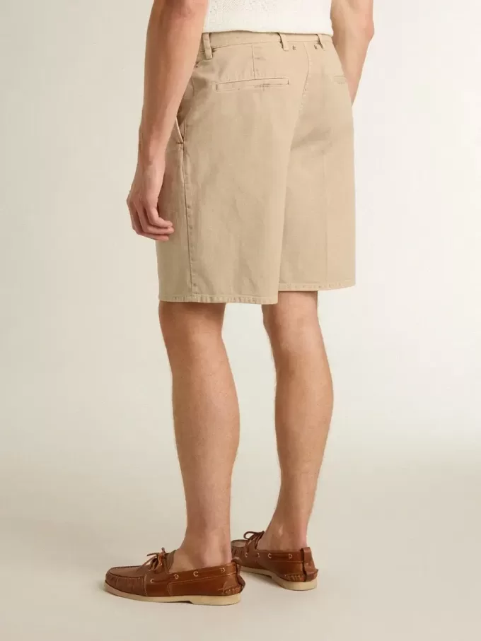 Bermudas de hombre en denim beige con acabado desgastado. Bermudas de hombre en denim beige con acabado desgastado.