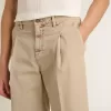 Bermudas de hombre en denim beige con acabado desgastado. Bermudas de hombre en denim beige con acabado desgastado.