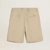 Bermudas de hombre en denim beige con acabado desgastado. Bermudas de hombre en denim beige con acabado desgastado.