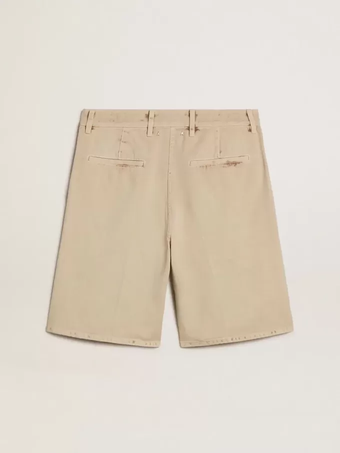 Bermudas de hombre en denim beige con acabado desgastado. Bermudas de hombre en denim beige con acabado desgastado.
