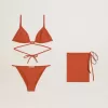 Bikini de mujer en jersey acanalado rojo ladrillo con cordones y detalles dorados Bikini de mujer en jersey acanalado rojo ladrillo con cordones y detalles dorados