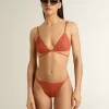 Bikini de mujer en jersey acanalado rojo ladrillo con cordones y detalles dorados Bikini de mujer en jersey acanalado rojo ladrillo con cordones y detalles dorados