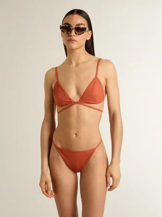Bikini de mujer en jersey acanalado rojo ladrillo con cordones y detalles dorados Bikini de mujer en jersey acanalado rojo ladrillo con cordones y detalles dorados