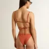Bikini de mujer en jersey acanalado rojo ladrillo con cordones y detalles dorados Bikini de mujer en jersey acanalado rojo ladrillo con cordones y detalles dorados