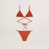 Bikini de mujer en jersey acanalado rojo ladrillo con cordones y detalles dorados Bikini de mujer en jersey acanalado rojo ladrillo con cordones y detalles dorados