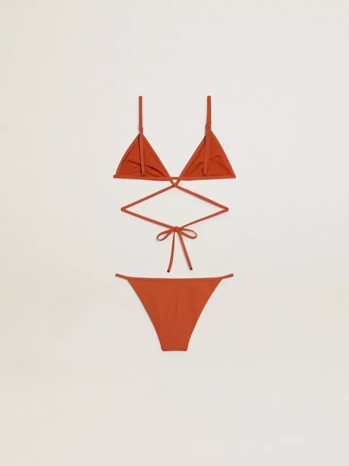 Bikini de mujer en jersey acanalado rojo ladrillo con cordones y detalles dorados Bikini de mujer en jersey acanalado rojo ladrillo con cordones y detalles dorados