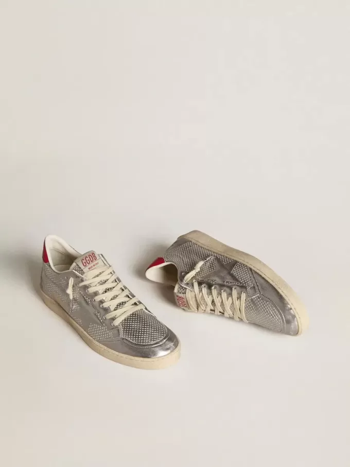 Bio-based Ball Star en plata metalizada con estrella plateada y lengüeta roja en el talón