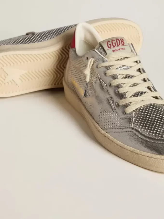 Bio-based Ball Star en plata metalizada con estrella plateada y lengüeta roja en el talón