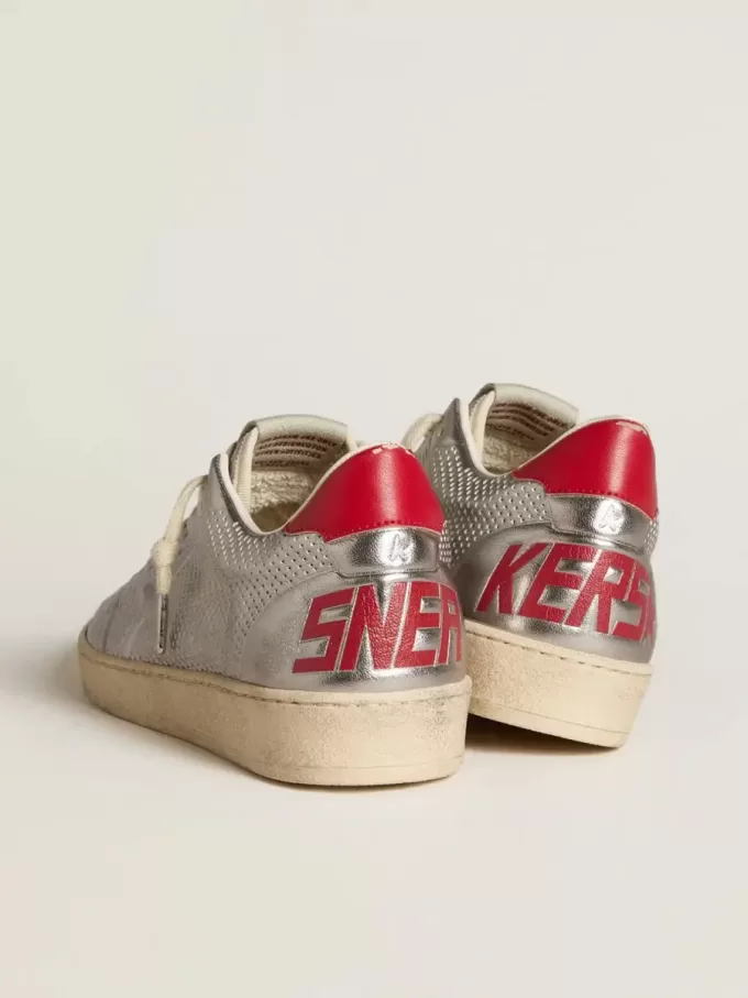 Bio-based Ball Star en plata metalizada con estrella plateada y lengüeta roja en el talón