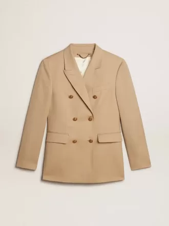 Blazer cruzado para mujer en color arena con botones heráldicos dorados