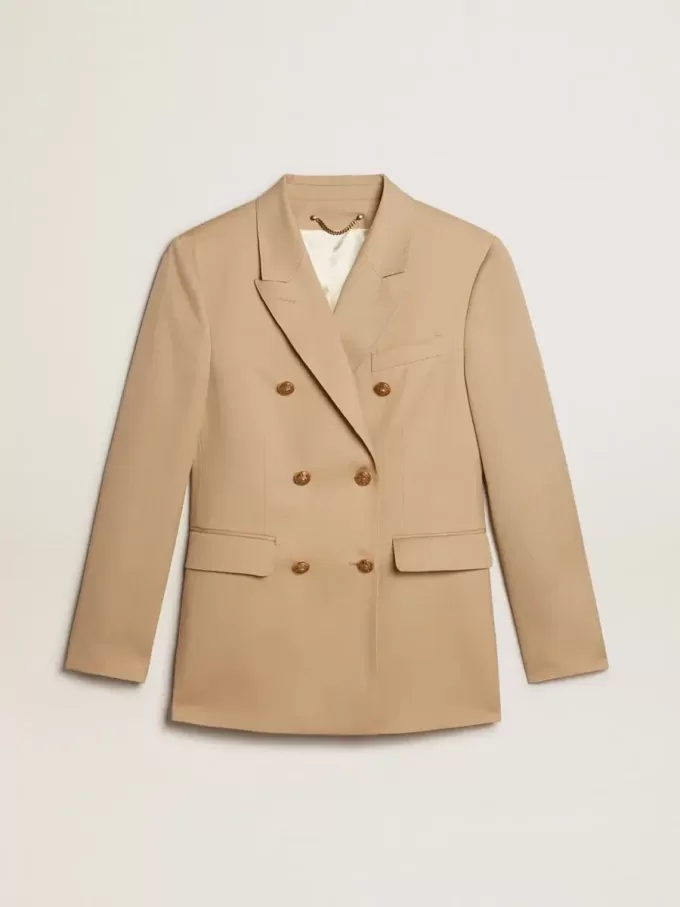 Blazer cruzado para mujer en color arena con botones heráldicos dorados