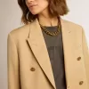 Blazer cruzado para mujer en color arena con botones heráldicos dorados