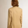 Blazer cruzado para mujer en color arena con botones heráldicos dorados