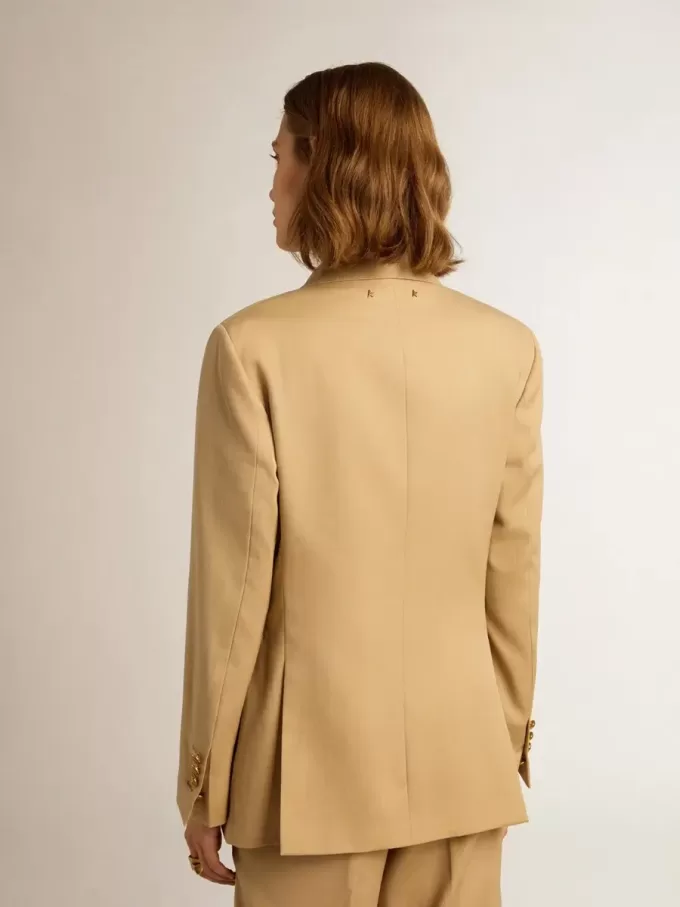 Blazer cruzado para mujer en color arena con botones heráldicos dorados